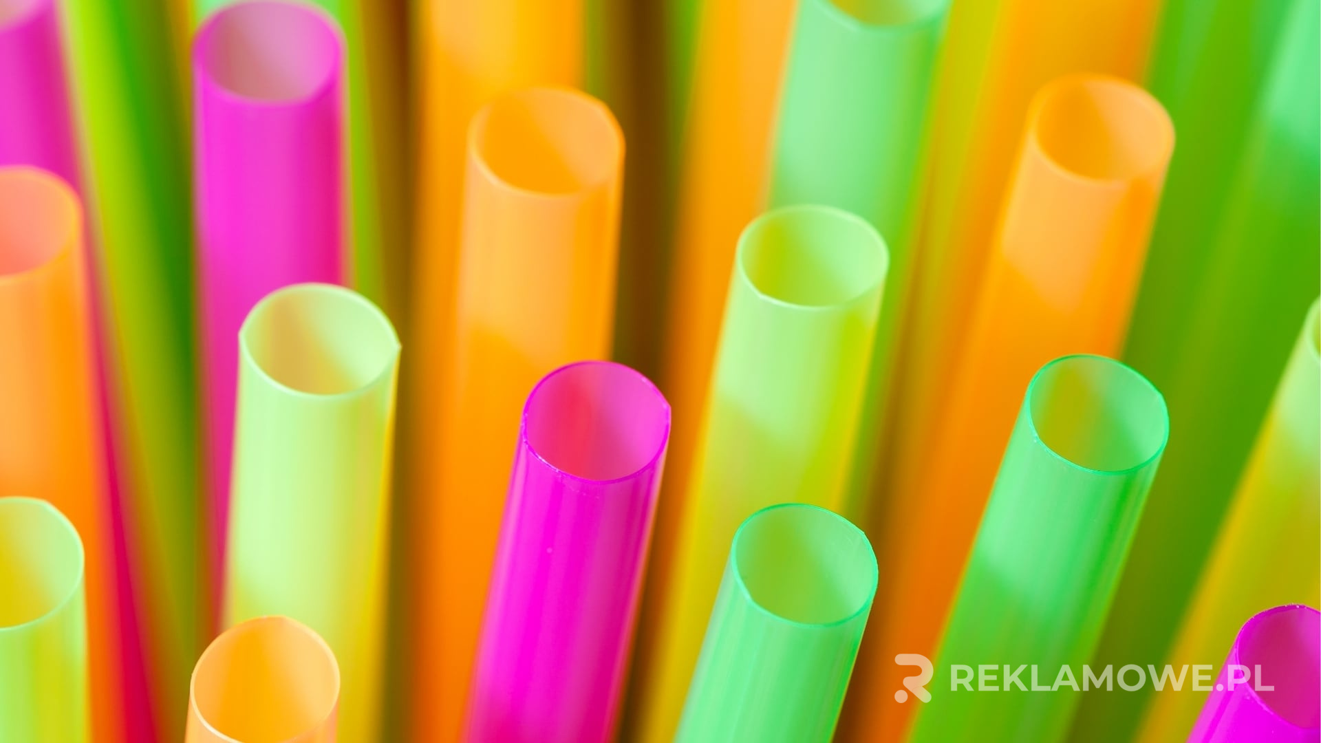 Różnorodne słomki reklamowe z logo firm