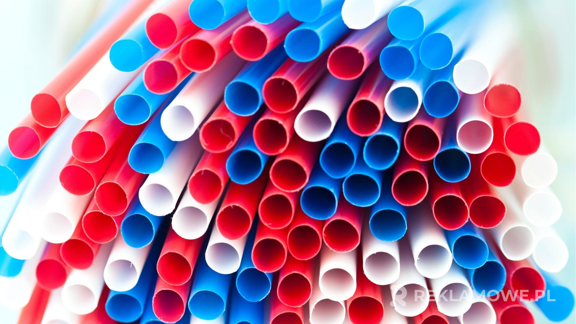 Ekologiczne słomki reklamowe na zielonym tle