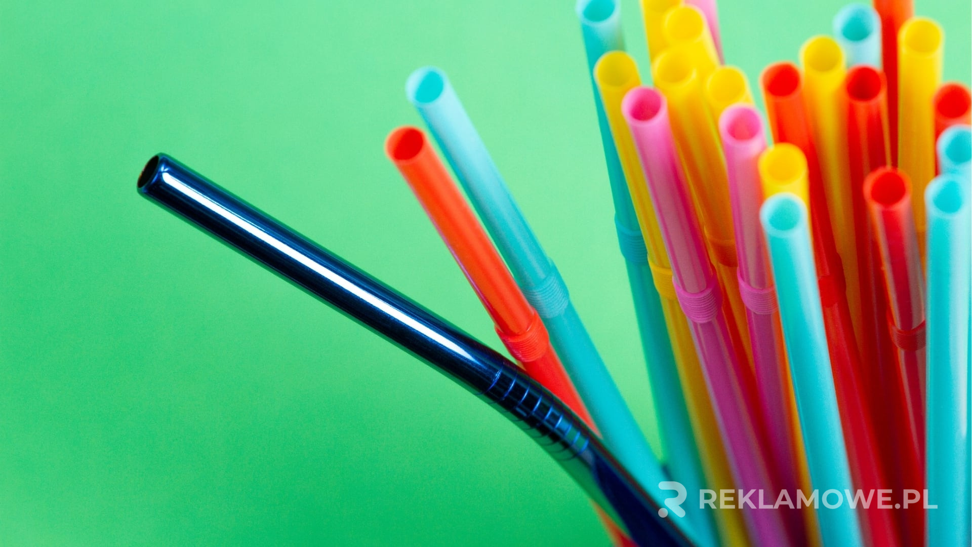 Słomki reklamowe użyte w kreatywnej promocji produktu