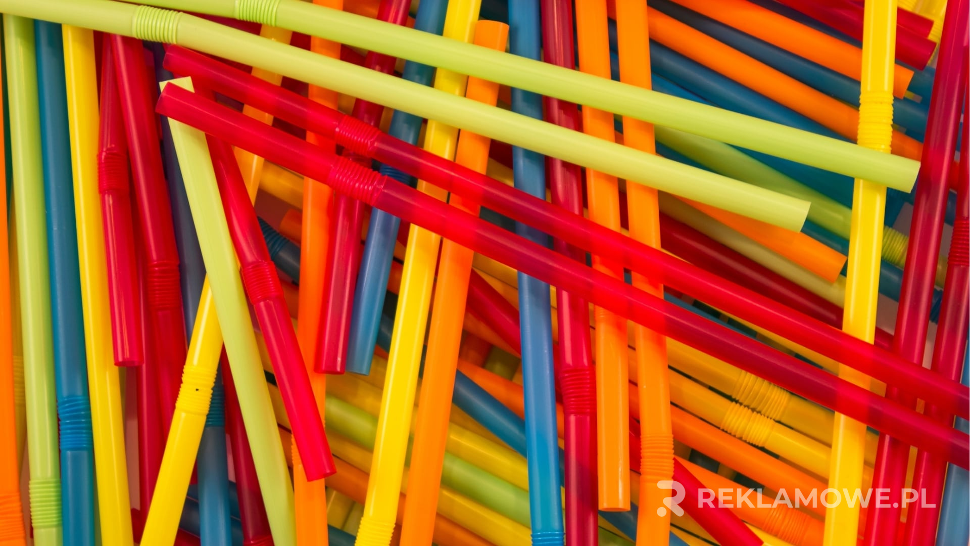 Słomki reklamowe wykorzystane w restauracji