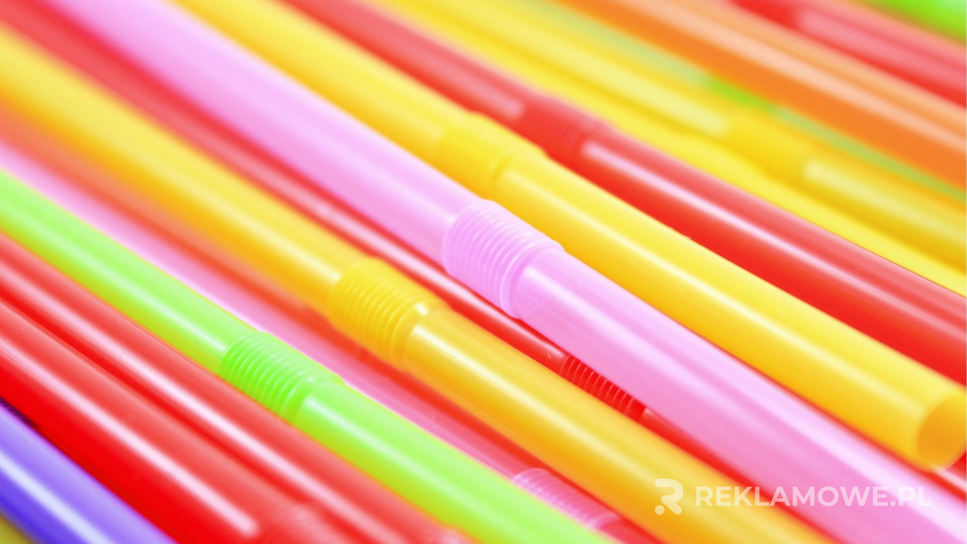 Słomki reklamowe i logo firmy w kontekście marketingowym