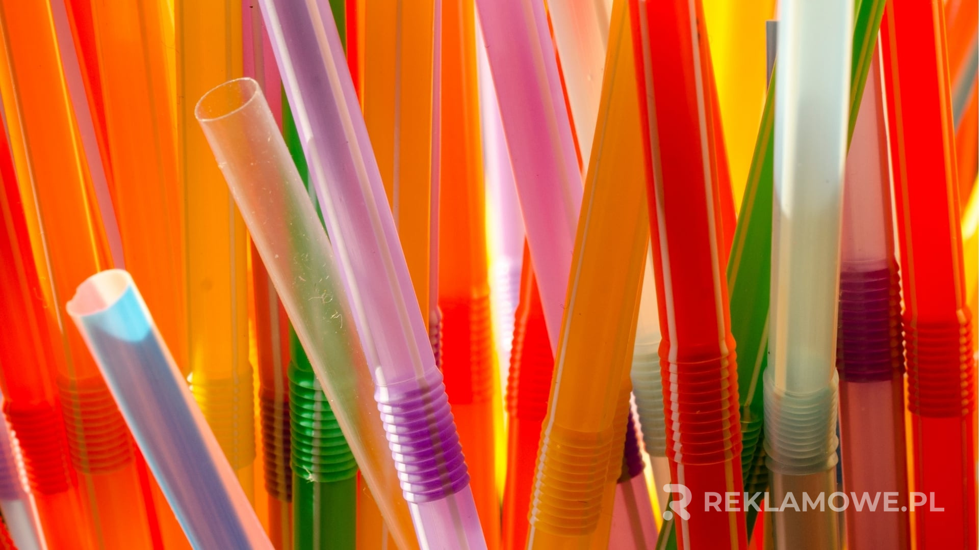 Słomki reklamowe jako narzędzie marketingowe