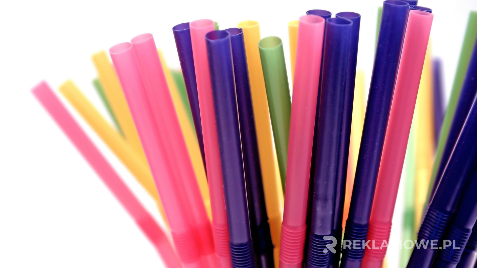 Porównanie słomek papierowych i plastikowych