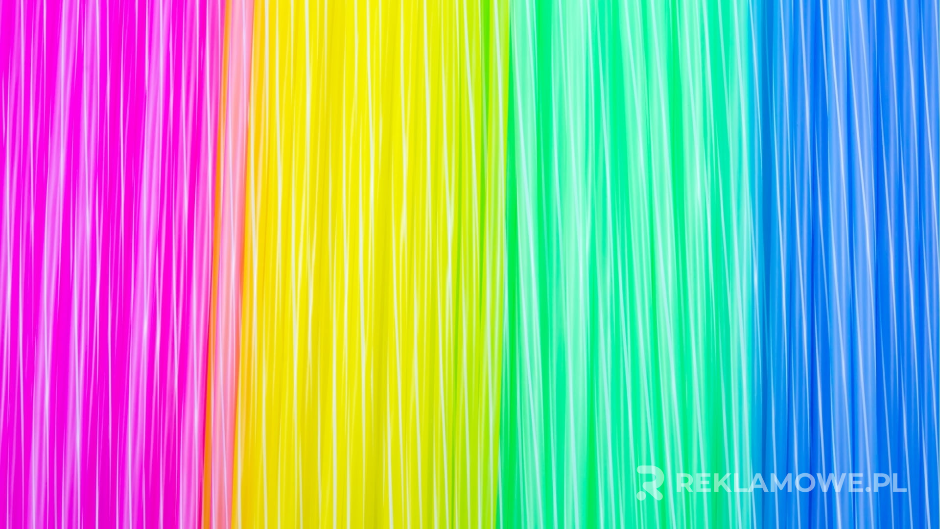 Słomki papierowe i plastikowe na tle neutralnym