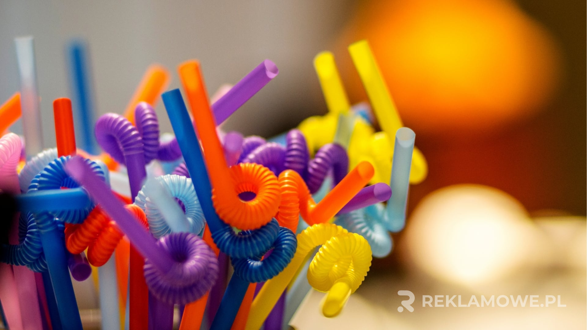 Słomki reklamowe w użyciu