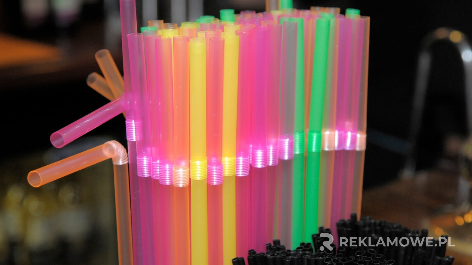 Słomki reklamowe jako element promocji