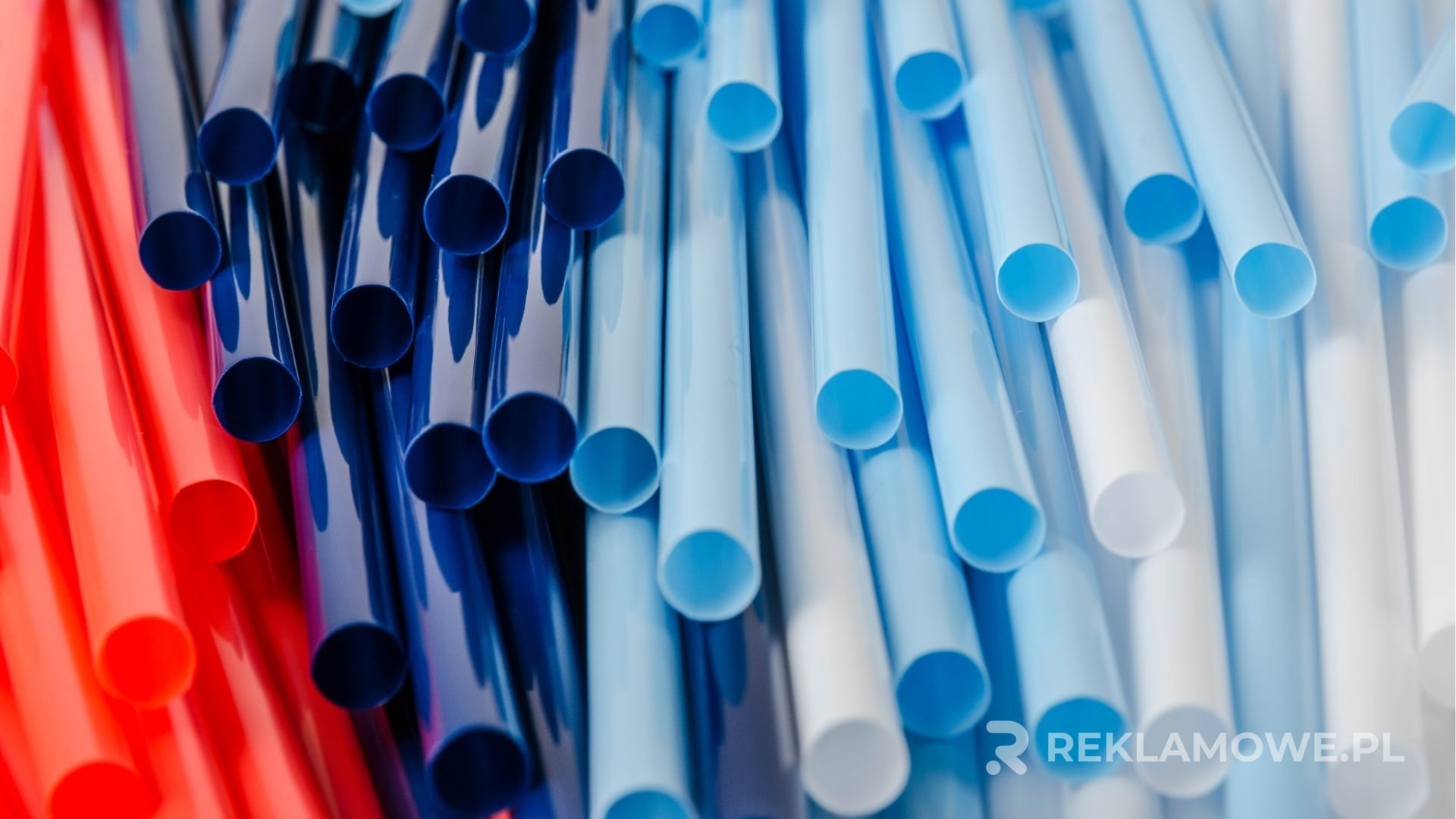 Słomki reklamowe z nadrukiem używane w barze