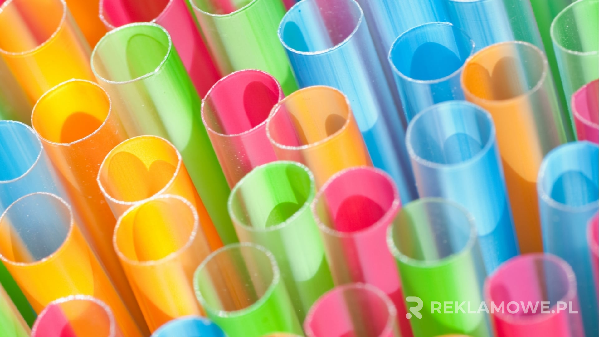 Słomki reklamowe na tle symbolem globalnej zmiany klimatu