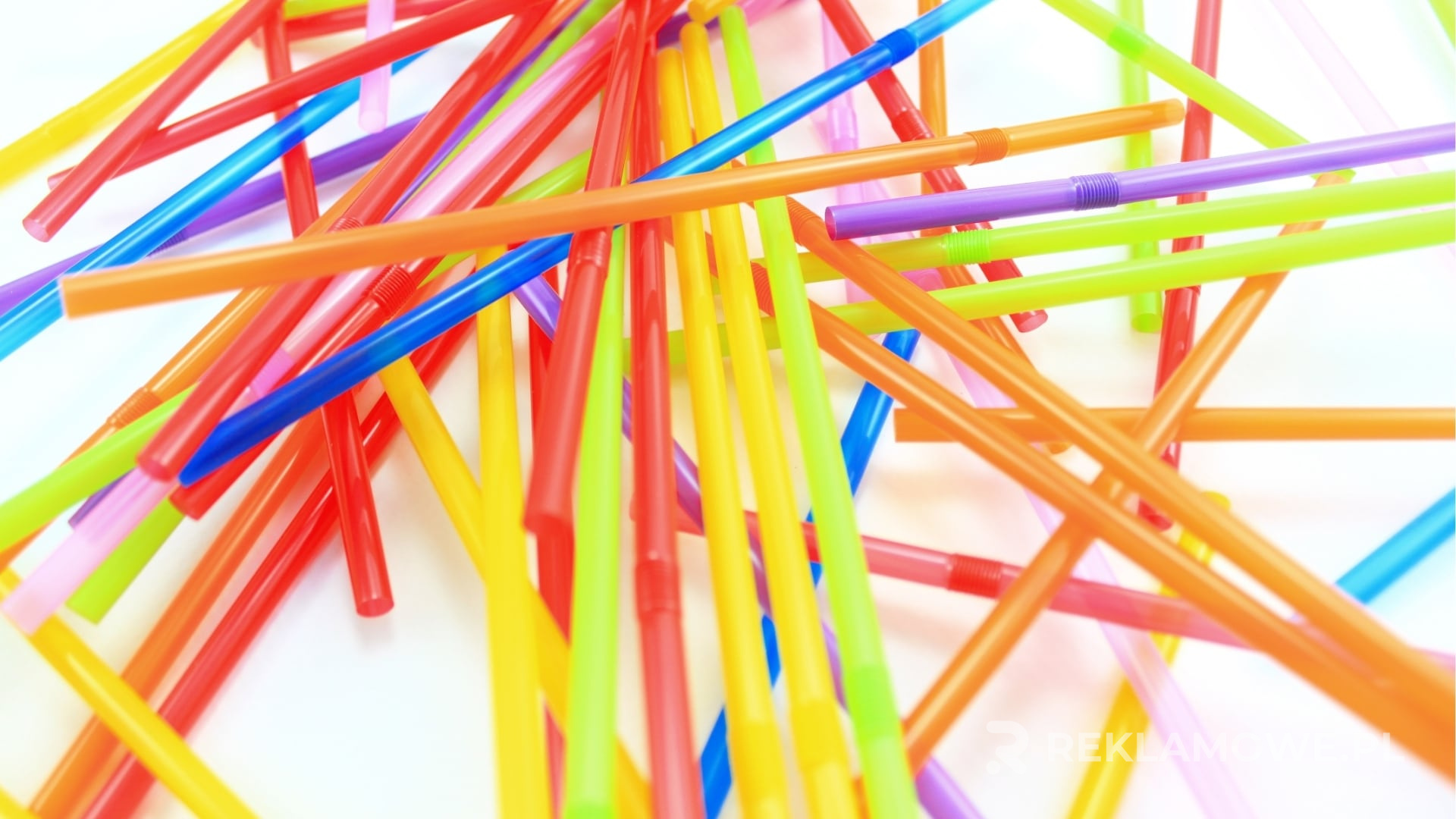 Słomki reklamowe jako element strategii marketingowej